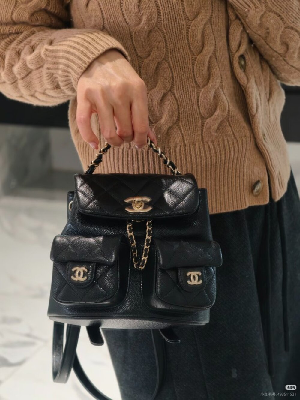 Classic CHANEL bag: A Stylish and Versatile Choice for Elegance - Picture 4 of 6